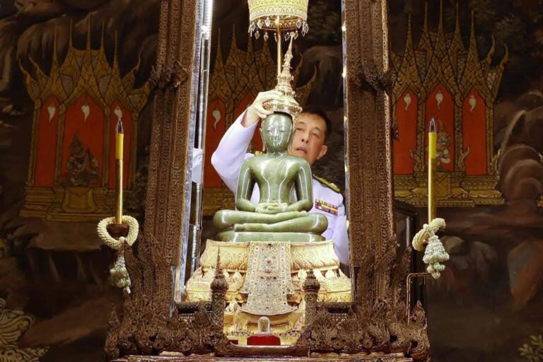 พระราชพิธีเปลี่ยนเครื่องทรงถวายพระพุทธมหามณีรัตนปฏิมากร
