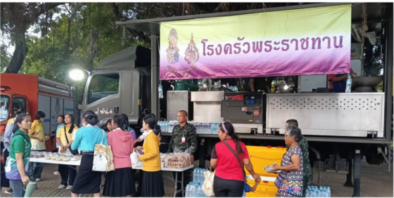 โรงครัวพระราชทาน ทำอาหารช่วยชาวบ้านและผู้อพยพในพื้นที่ชายแดน